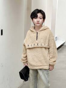 SHEIN 男童休闲宽松刺绣字母卫衣套头衫外套，适合秋冬季通勤、上学、休闲和运动穿着。 - 卡其色 - 查看 4