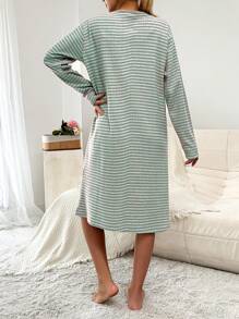 SHEIN Cottnline 带卡通补丁的条纹长袖睡裙 - 綠色 - 查看 2
