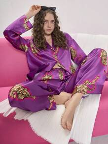 女士豹纹缎面睡衣套装，适合假日、秋冬季节穿着。