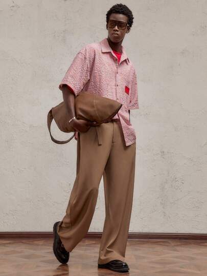 AKNOTIC Party Camisa casual rosa de manga corta con cuello vuelto y caída de hombros para hombres, de tela de gasa de burbujas, con parche de etiqueta con letra roja, apropiada para Navidad, Año Nuevo y uso diario