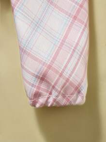 SHEIN 这款新款女婴格子连衣裙将经典格子与精致蕾丝领设计相结合，采用优质面料和精细工艺，为宝宝提供舒适时尚的穿着。无论是家庭聚会还是日常穿着，这款连衣裙都能让宝宝看起来甜美可爱。 - 彩色 - 查看 3