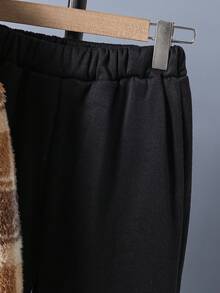 SHEIN Bộ 2 món cho bé trai tuổi teen: áo khoác cardigan dày dặn, ấm áp bằng vải nhung mềm mại có mũ trùm đầu và quần nỉ ấm áp dùng cho hoạt động ngoài trời, kèm túi đeo vai thời trang dễ thương, thích hợp cho mùa đông. - Nhiều màu - Xem 3