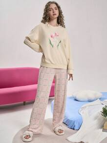 1 套郁金香印花圆领长袖上衣和格子图案短裤女式睡衣套装