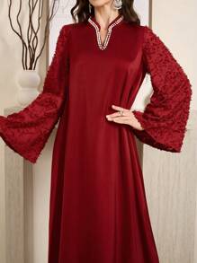 Al Najma 勃艮第红色女士 V 领喇叭袖仿珍珠装饰优雅阿拉伯连衣裙，优雅朴素的华丽束腰外衣阿拉伯连衣裙，适合晚会/休闲日常 - 酒紅色 - 查看 3