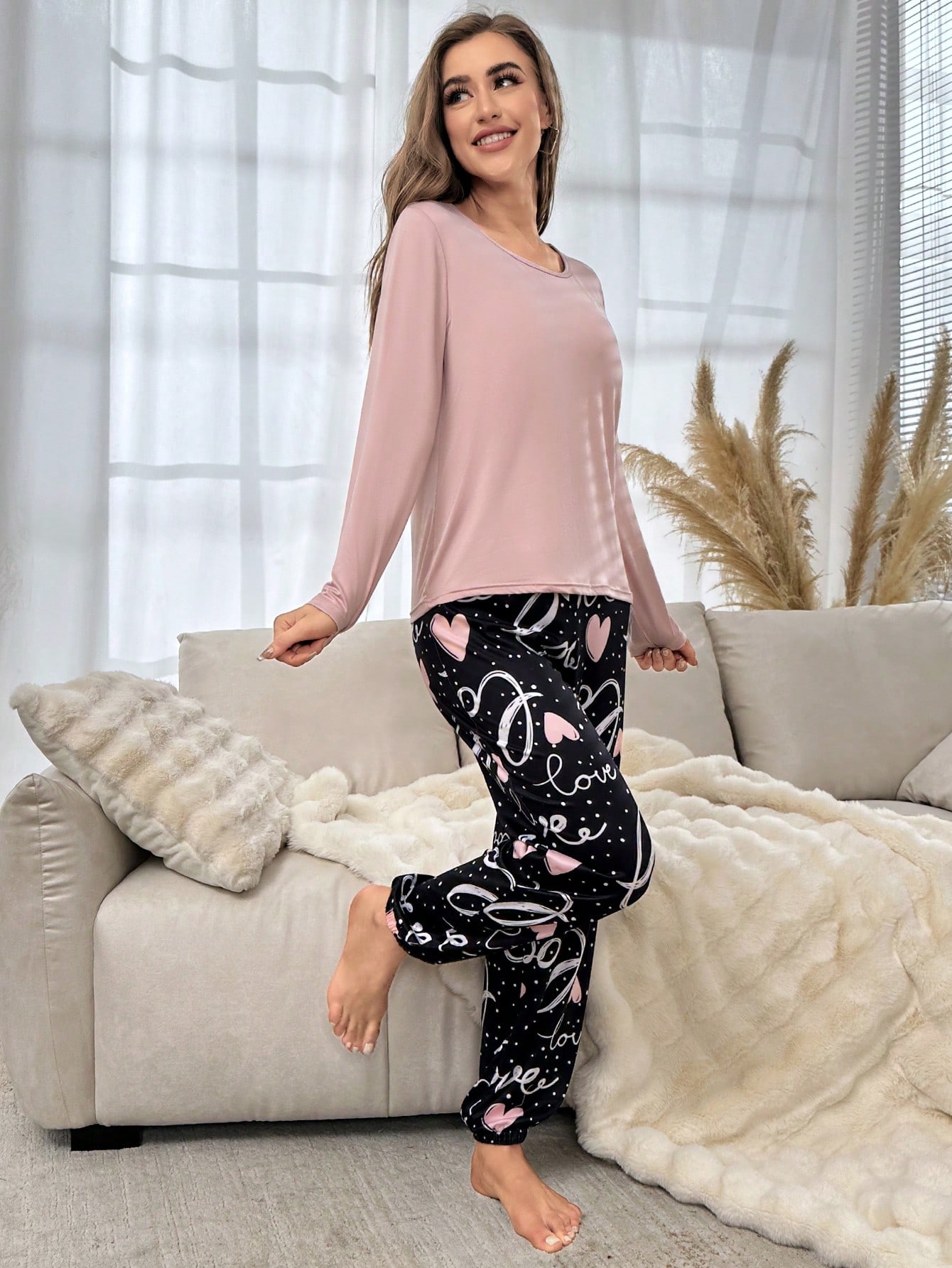 طقم بيجامة مزين برسومات قلب وحرف، ملابس خريفية داف...