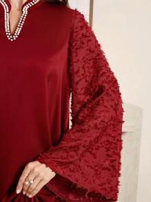 Al Najma 勃艮第红色女士 V 领喇叭袖仿珍珠装饰优雅阿拉伯连衣裙，优雅朴素的华丽束腰外衣阿拉伯连衣裙，适合晚会/休闲日常 - 酒紅色 - 查看 4