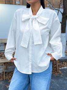 SHEIN EZwear 大码简约纯色白衬衫，蝴蝶结和前扣，秋季休闲装 - 白色 - 查看 3
