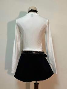 Muchica 复古肖像黑白图案街头时尚圆领短款紧身 T 恤女款，春秋季 - 白色 - 查看 3