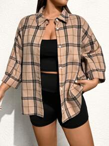 SHEIN Essnce Conjunto de 3 piezas de mujer talla grande para otoño e invierno: camisa holgada de cuadros caqui de manga larga y shorts negros con tirantes, ropa de mujer de otoño, estilo Y2K, conjuntos de atuendos, ropa deportiva, atuendos de aeropuerto