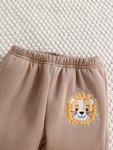 SHEIN 3 件套年轻男孩休闲狮子刺绣连帽衫、裤子和背心，适合秋冬季上学和日常穿着 - 卡其色 - 查看 4