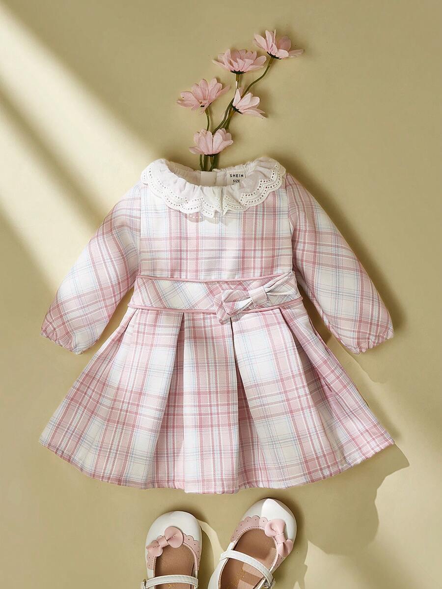 SHEIN 这款新款女婴格子连衣裙将经典格子与精致蕾丝领设计相结合，采用优质面料和精细工艺，为宝宝提供舒适时尚的穿着。无论是家庭聚会还是日常穿着，这款连衣裙都能让宝宝看起来甜美可爱。 - 彩色 - 查看 1