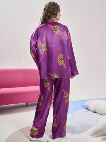 女士豹纹缎面睡衣套装，适合假日、秋冬季节穿着。