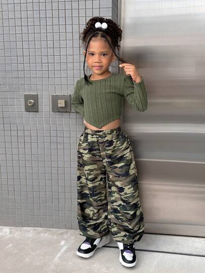 SHEIN Conjunto de 2 piezas de top de manga larga de punto informal deportivo y pantalones largos con estampado de camuflaje para niña joven