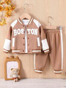 SHEIN Juego de 2 piezas para bebé niño/niña: Chaqueta de felpa de punto y pantalones, color marrón/blanco, diseño deportivo de béisbol con bordado de letras a juego, diseño de parches casual, adecuado para otoño/invierno