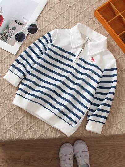 SHEIN 4-7岁男童蓝白条纹印花logo Polo衫，带拉链连帽衫，适合秋、春、冬季穿着。这款连帽衫适合室内外穿着。