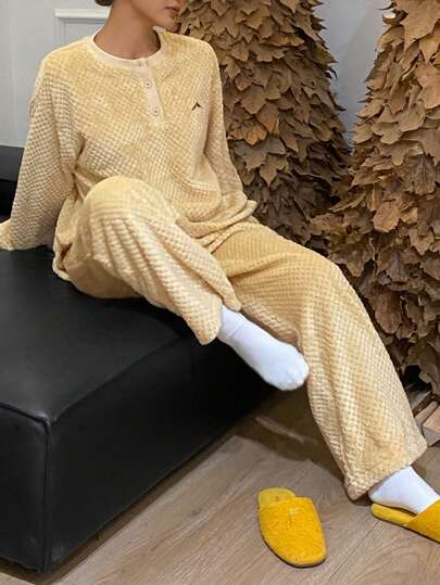 DAZY 简约法兰绒厚刺绣图案家居服套装，适合冬季穿着，保暖内衬睡衣