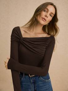 Poéselle 女士优雅纯色不对称领口扭纹 T 恤，秋季 - 咖啡棕 - 查看 2