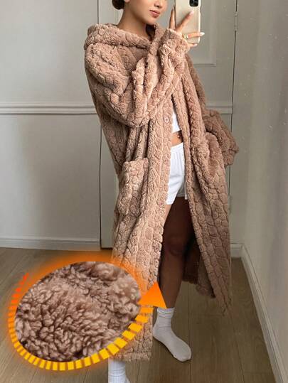 DAZY 极简主义纹理法兰绒加厚连帽浴袍，适合冬季穿着，保暖内衬，秋冬季蓬松舒适。