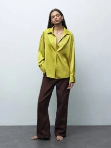 Maija Camisa de manga larga con hombros caídos, de ajuste regular, textura de satén y unicolor, de uso versátil para el día a día, otoño/invierno - Mostaza Amarilla - Ver 4