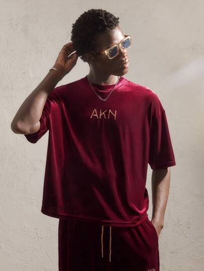 AKNOTIC Party طقم قميص وسروال رجالي عرضي ذو خصر مطاطي 2 قطعة، مطبوع عليه أحرف، مناسب للربيع