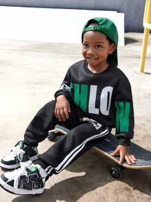 SHEIN Winter fleece trainingspak voor jonge jongens, ronde hals, grafische print hoodie en elastische zoom trainingsbroek, voetbal/basketbal set