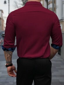 Manfinity Homme 男士纯色面板前扣长袖衬衫领基本款上衣，休闲日常穿着 - 紅色 - 查看 2
