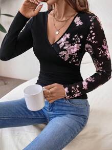 EMERY ROSE T-shirt ajusté à manches longues imprimé floral encolure en V, décontracté, t-shirts graphiques pour femmes, hauts pour tenue de printemps