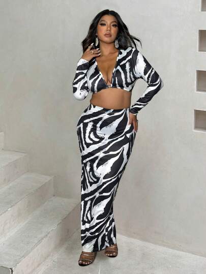 Allurite 加大码全身花卉印花长袖 V 领上衣和性感半身裙两件套