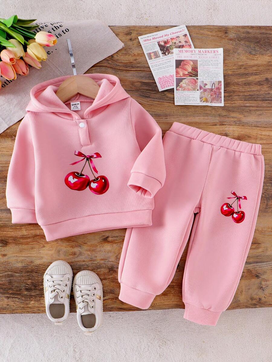 2 件装女婴樱桃印花连帽衫和裤子套装，适合幼儿的温暖冬季服装 - 粉色 - 查看 1