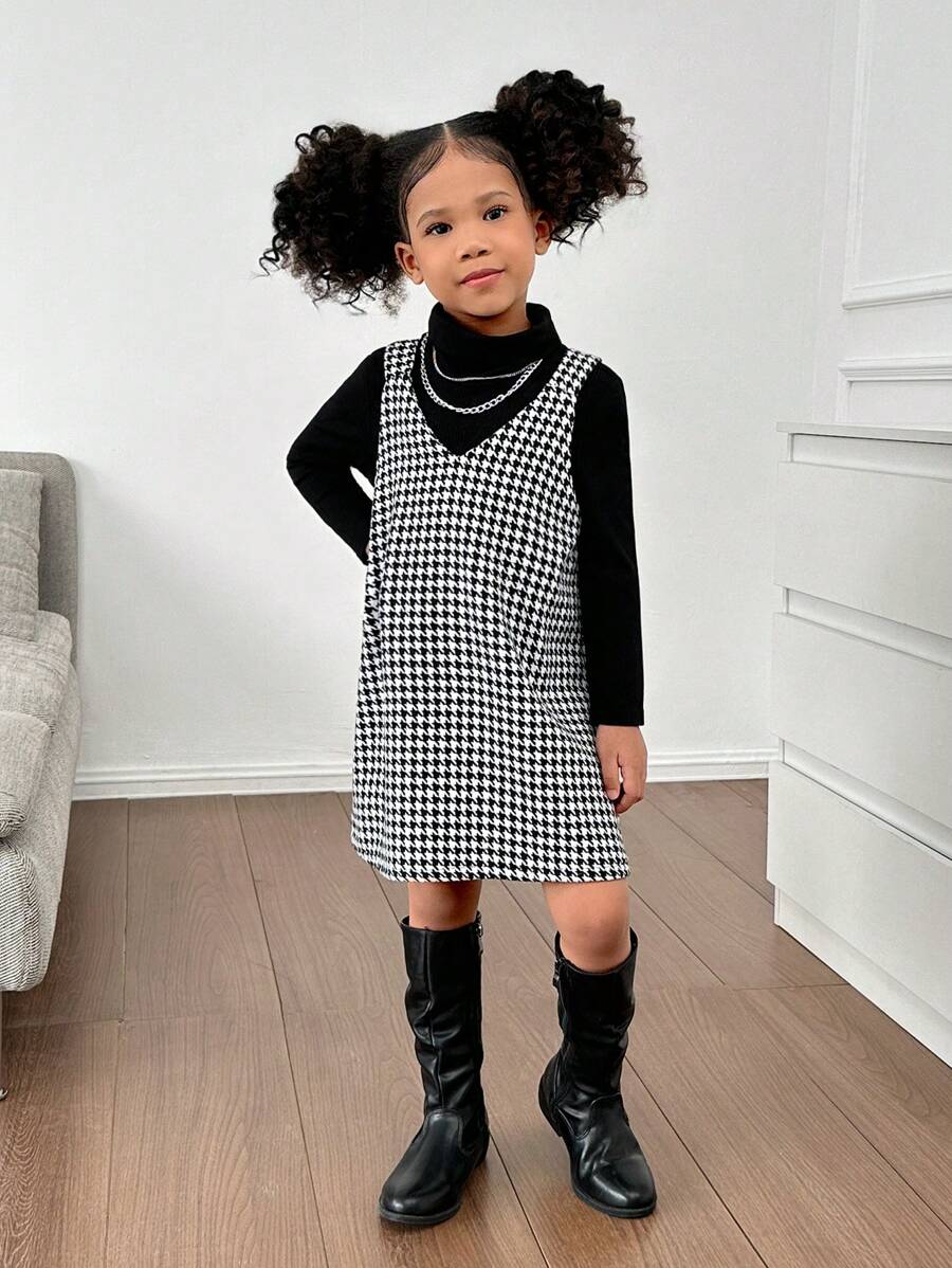 SHEIN 2 sztuki Zestaw dla młodej dziewczyny Solid Knit Mock Neck Dopasowany Top i tkana krata Bezrękawnik Sweter Sukienka - Czarne i Białe - Zobacz 1