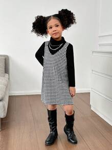 SHEIN 2 sztuki Zestaw dla młodej dziewczyny Solid Knit Mock Neck Dopasowany Top i tkana krata Bezrękawnik Sweter Sukienka - Czarne i Białe - Zobacz 4