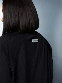 SUMWON WOMEN 超大夏季棒球服图案设计街头风插肩袖 T 恤，带有醒目的数字和徽标细节 - 黑色 - 查看 5