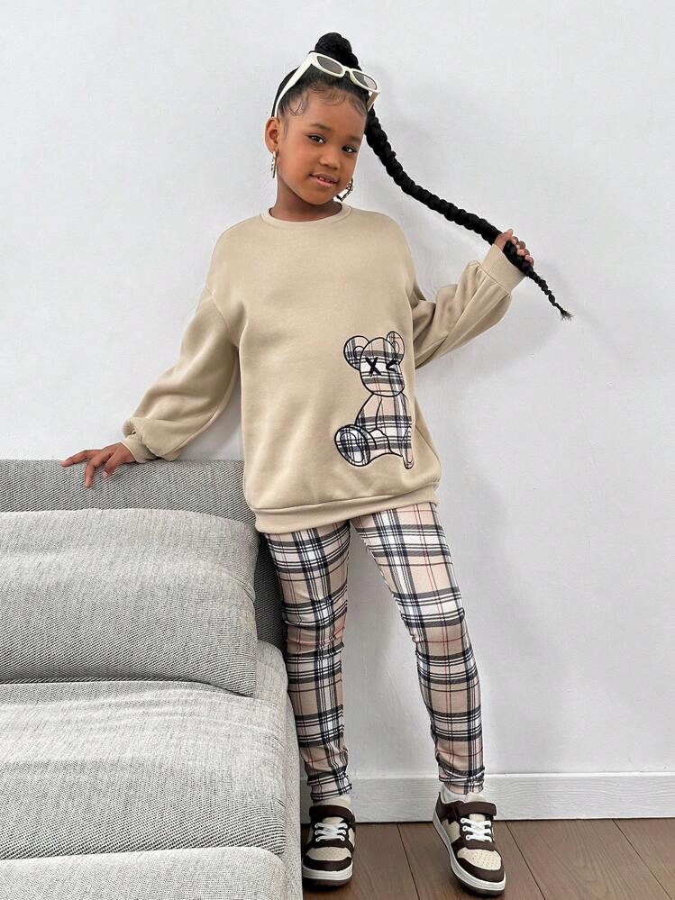 SHEIN Conjunto de Moletom Solto com Decote Careca e Ombros Caídos com Bordado de Urso de Pelúcia e Legging Slim Fit Xadrez para Meninas Pré-Adolescentes, Cáqui - Caqui - Visão 7