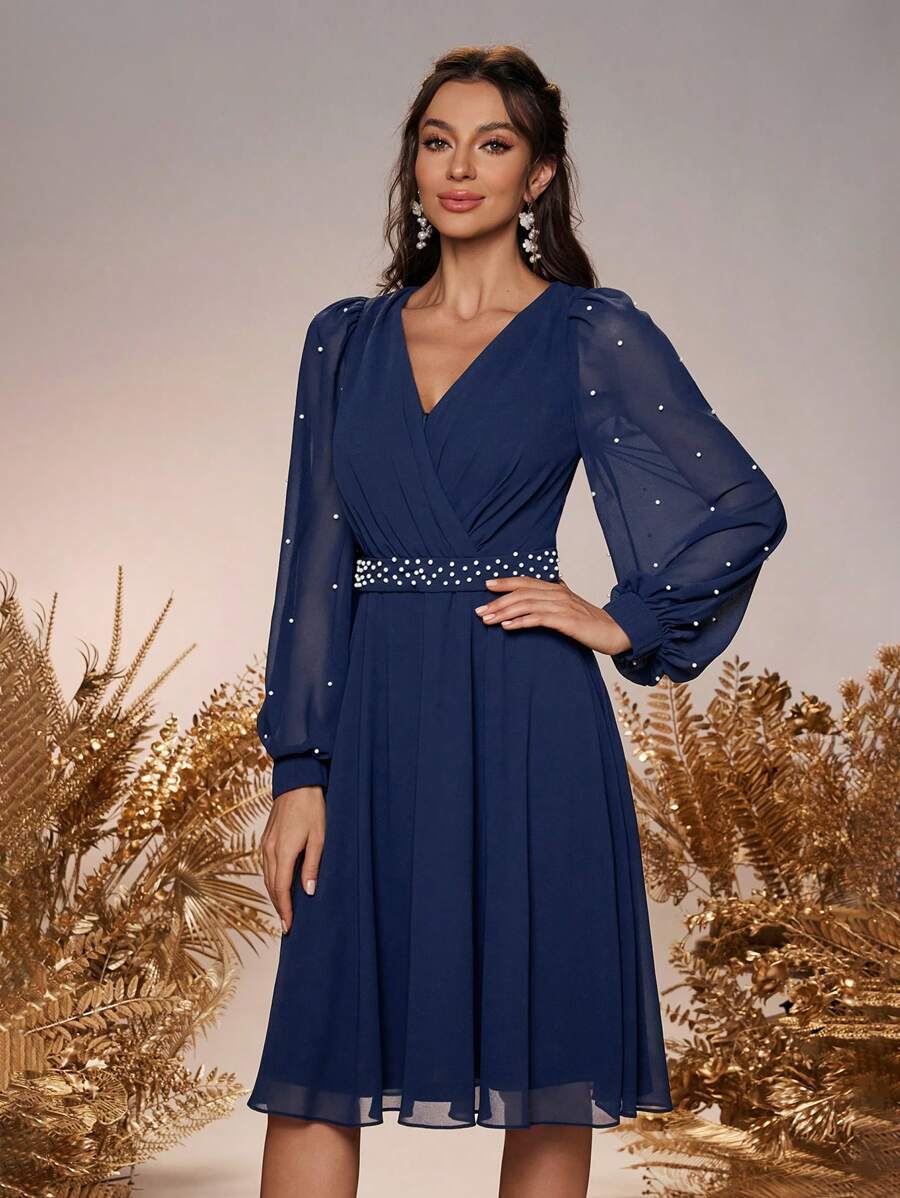 SHEIN Belle Vestido azul marino elegante de mujer de largo medio con cuello en V de tela de gasa, manga larga con volantes, decoración de perlas y cinturón. Apropiado como vestido de dama de honor para bodas - Azul Marino - Ver 1