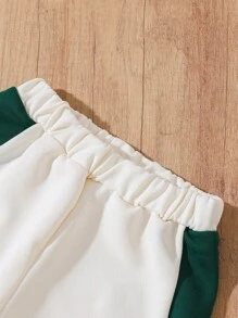 SHEIN Der Polokragen des Baby Jungen ist mit einem kontrastierenden Anzug mit Landmarkenmustern kombiniert, der und Komfort vereint und speziell für spielfreudige Babys entworfen wurde. Das Polokragen-Design verleiht dem Baby einen eleganten Gesamteindruck, während das Landmarkenmuster Spaß und Bildungselemente hinzufügt. Das Farbblockdesign macht den Anzug lebendiger und interessanter und macht ihn zur idealen Wahl für den täglichen Babystyle.