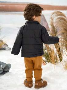 SHEIN 3 Stücke/Set Kleinkind Baby Jungen Karohemd, schwarze warme Jacke und Hose Outfit, perfekte Kombination aus klassischem Karodesign und bequemem Material, geeignet für Herbst und Winter, verleiht der Wintergarderobe des Babyjungen Mode und Wärme