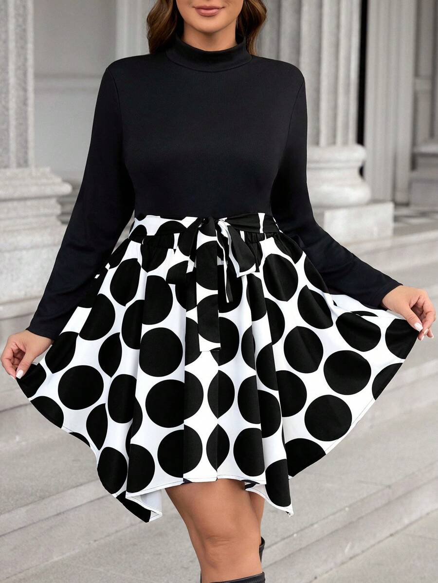 SHEIN LUNE Vestido de manga larga con lunares en blanco y negro, empalme de contraste y talla grande para mujer. Vestido negro otoñal de talla grande para funeral con cuello alto, bajo asimétrico, cintura con lazo y efecto estilizante - Blanco y Negro - Ver 1