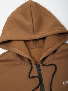 Manfinity Homme 2 件男士休闲字母印花套头衫和裤子套装，拼色设计，正面拉链，长袖连帽衫