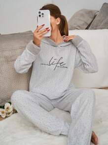 RueChic 2 pièces Set de vêtements d'intérieur en peluche avec motifs à rayures et à pois, avec broderie de slogan et détails de capuche