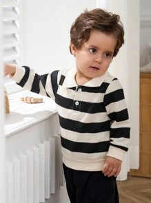 SHEIN Playful Pals 男宝宝POLO领黑白宽条纹上衣，经典时尚的条纹设计和舒适的面料给宝宝提供了极佳的穿着体验，POLO领的设计增添了一丝优雅感，也非常适合日常穿着。