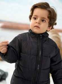 SHEIN 3 Stücke/Set Kleinkind Baby Jungen Karohemd, schwarze warme Jacke und Hose Outfit, perfekte Kombination aus klassischem Karodesign und bequemem Material, geeignet für Herbst und Winter, verleiht der Wintergarderobe des Babyjungen Mode und Wärme