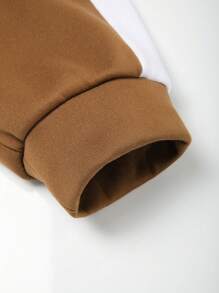 Manfinity Homme 2 件男士休闲字母印花套头衫和裤子套装，拼色设计，正面拉链，长袖连帽衫