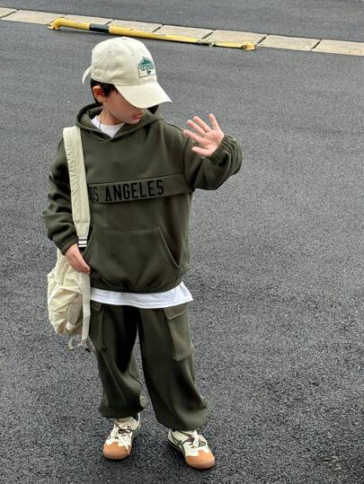 SHEIN Bộ 2 quần dài thể thao in chữ Hàn Quốc đơn giản thoải mái cho bé trai tuổi teen và quần jogger màu trơn, thích hợp mặc đi học, đi chơi, đi biển, sinh nhật vào mùa xuân, hè, thu, đông