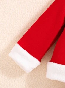 女婴喜庆红色中国传统汉服外套和蓬松白色下摆裙子，秋冬