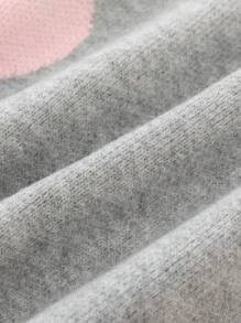 女孩灰色对比粉色心形针织毛衣裙，采用优质针织纱制成，柔软舒适，不会刺激娇嫩的皮肤，简约而时尚的 A 字形轮廓设计，彰显孩子的独特魅力，适合幼儿园、小学、家庭聚会、万圣节、新年、感恩节、圣诞节、复活节、国庆节、派对、除夕