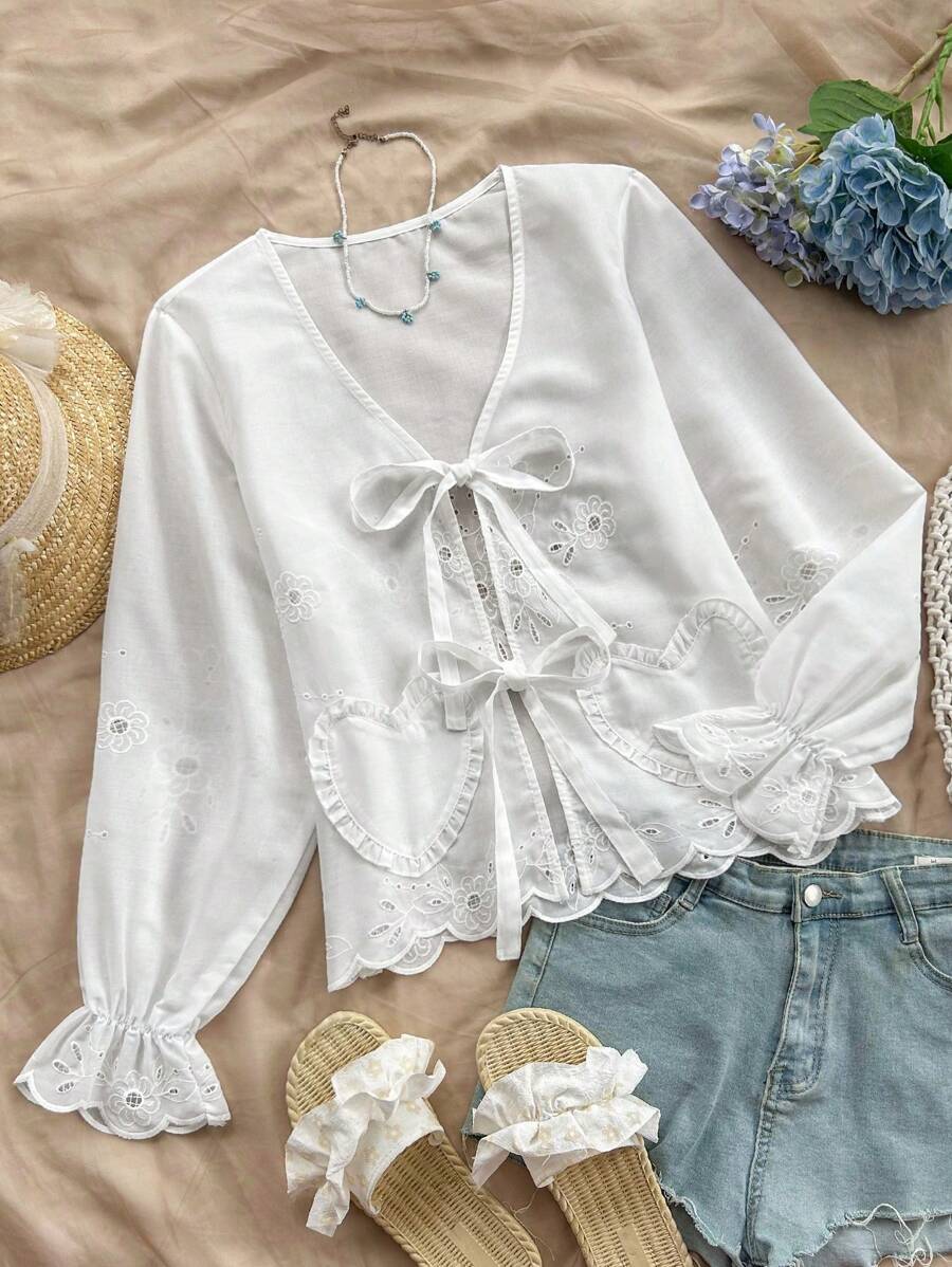Soleia Blouse blanche décontracté à volants avec nœud et poignets brodés - Blanc - View 1