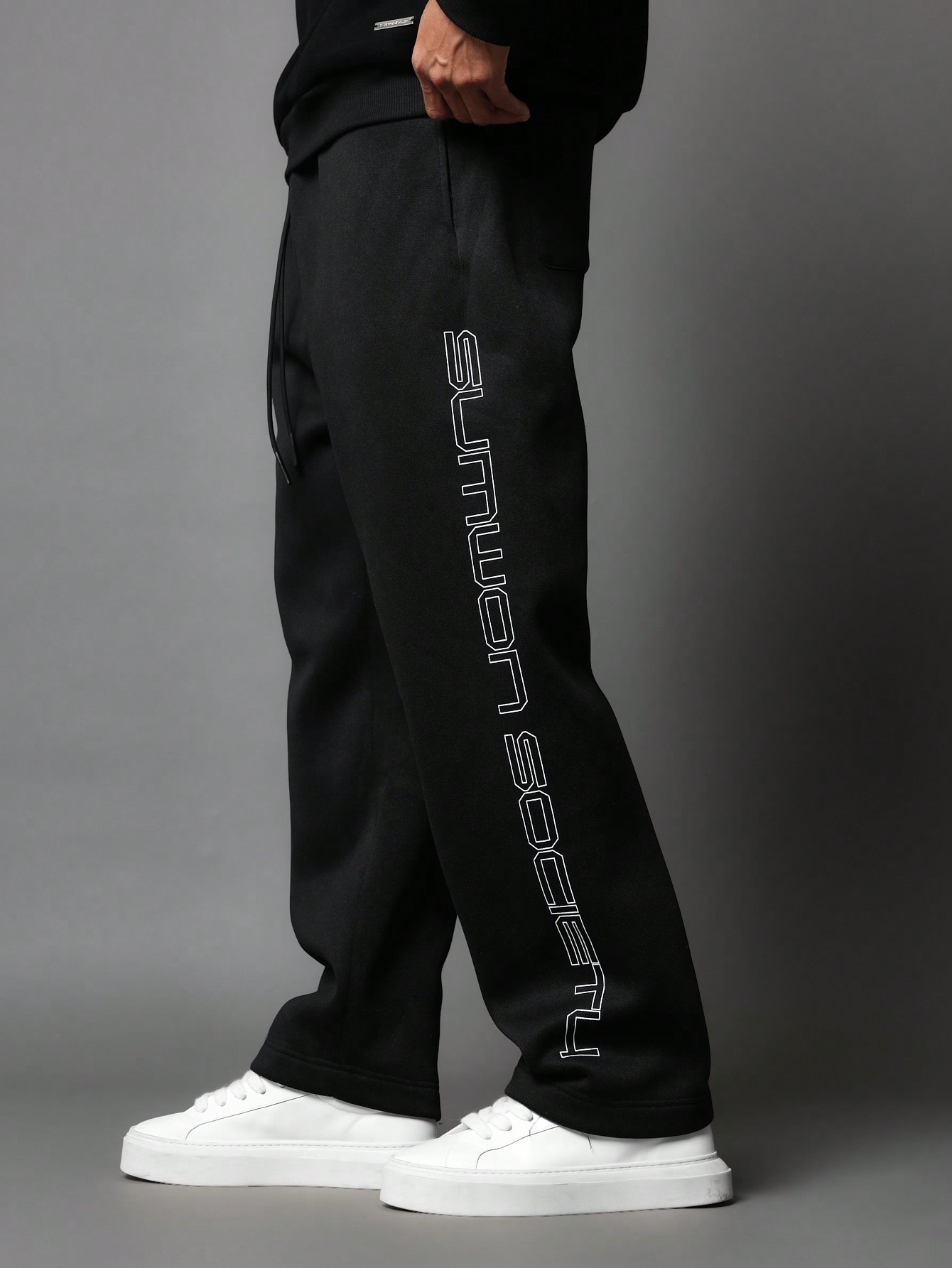 SUMWON سروال رياضي من النسيج المموه بطبعة شعار جان...