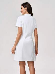 Scrubzie Vestido corto para enfermera de manga corta con cuello y doble bolsillo, sencillo para mujer - Blanco - Ver 2
