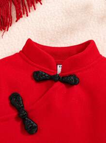 女婴喜庆红色中国传统汉服外套和蓬松白色下摆裙子，秋冬