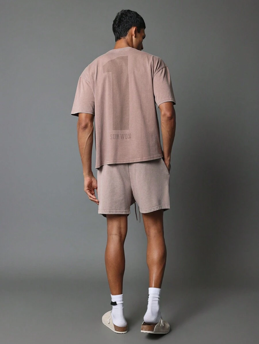 SUMWON Conjunto de 2 piezas con camiseta de manga corta con lavado y pantalón corto con estampado gráfico de número, corte regular - Caqui - Ver 1